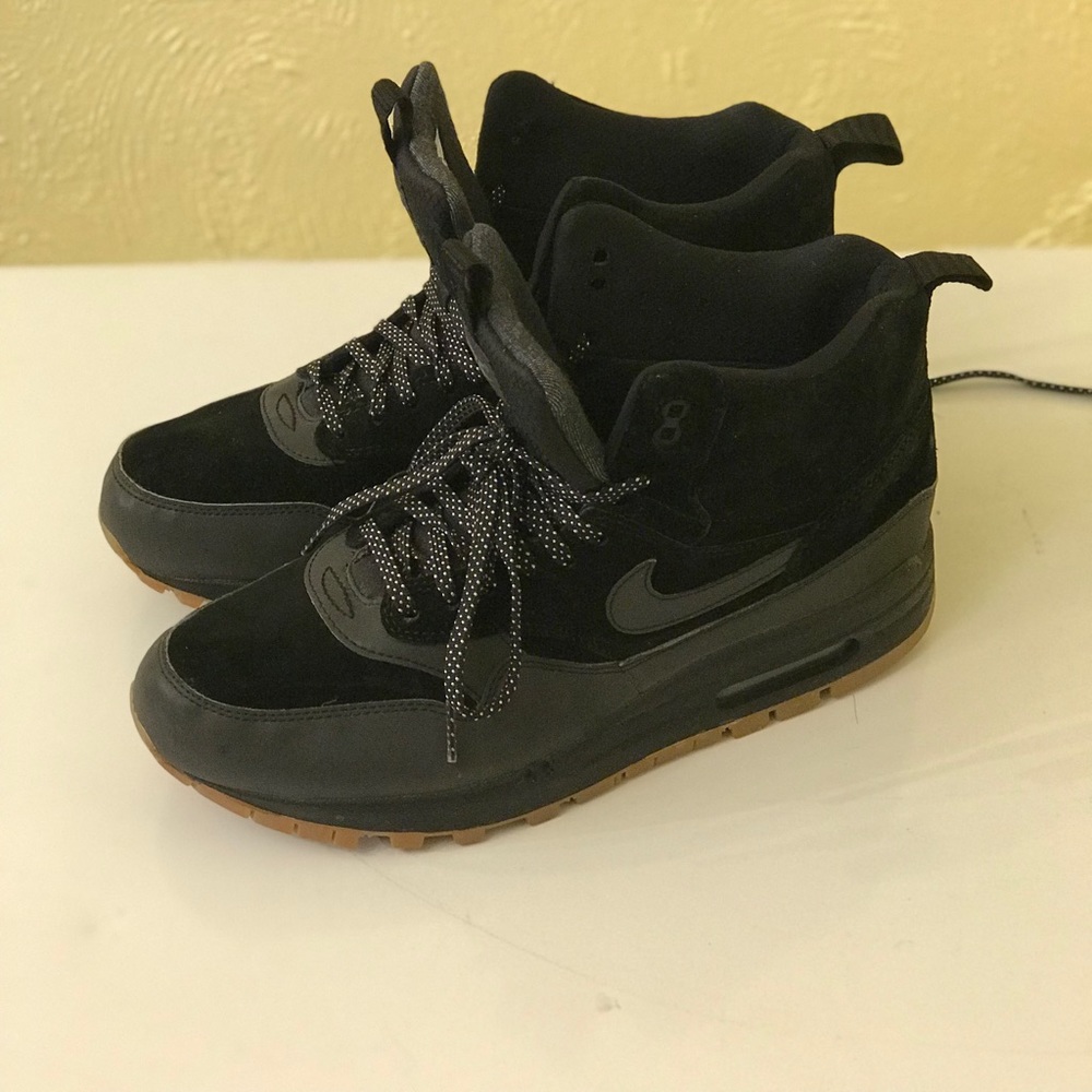 Women Black Nike’s